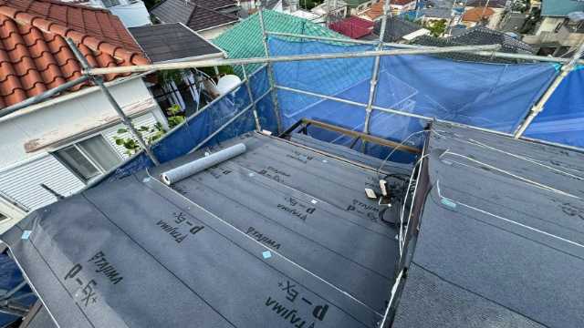 広い屋根面の防水紙